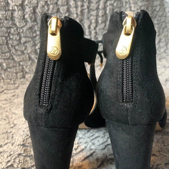 Adrienne Vittadini - Black heels with leather upper lining,  zipper and tie. - Picture 4 of 6